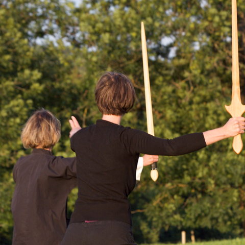 Tai Chi Schülerinnen beim Üben der Schwert-Form - Foto: Ralf Eiser Tai Chi Schülerinnen beim Üben der Schwert-Form - Foto: Ralf Eiser