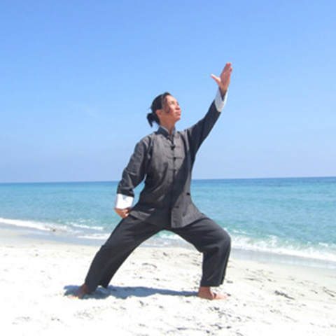 Tanja Nie bei der Tai Chi Form am Strand Tanja Nie bei der Tai Chi Form am Strand