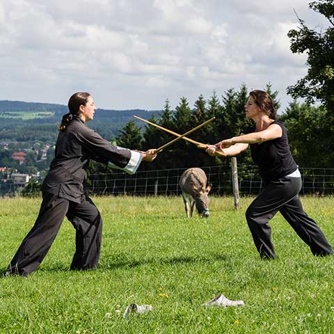 Tai Chi Schülerinnen beim Schwert üben in Agatharied - Foto: Ralf Eiser Tai Chi Schülerinnen beim Schwert üben in Agatharied - Foto: Ralf Eiser