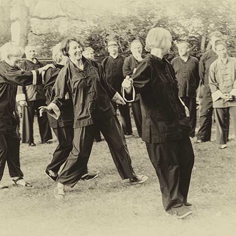Gruppe beim Tai Chi Üben - Foto: Ralf Eiser Gruppe beim Tai Chi Üben - Foto: Ralf Eiser