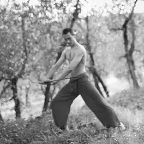 Nikolai Sämmer bei der Tai Chi Schwert Form Nikolai Sämmer bei der Tai Chi Schwert Form