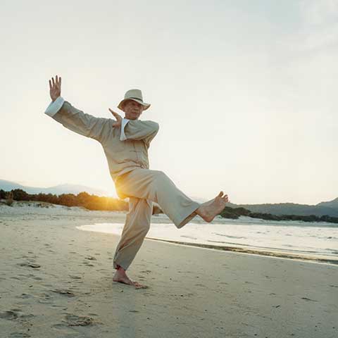 Richard Sämmer bei der Tai Chi Form am Strand - Foto: Robert Fischer Richard Sämmer bei der Tai Chi Form am Strand - Foto: Robert Fischer