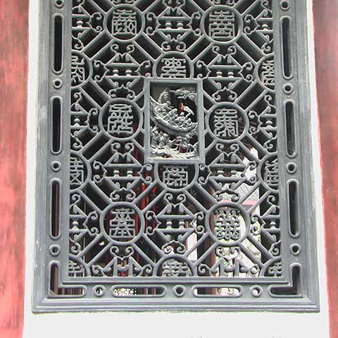 Verziertes asiatisches Fenster Verziertes asiatisches Fenster