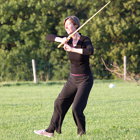 Tai Chi Schülerin bei Schwert Form - Foto: Ralf Eiser Tai Chi Schülerin bei Schwert Form - Foto: Ralf Eiser